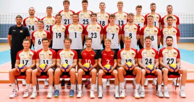 Mediaday vor den Olympischen Sommerspielen, Bundesleistungszenztrum Kienbaum Volleyball Mannschaftsbild und Trainer Michal Winiarski (l).