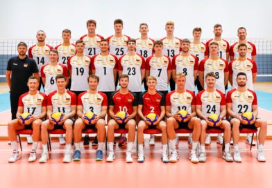 Mediaday vor den Olympischen Sommerspielen, Bundesleistungszenztrum Kienbaum Volleyball Mannschaftsbild und Trainer Michal Winiarski (l).