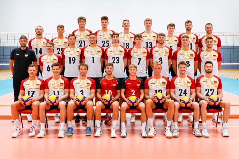 Mediaday vor den Olympischen Sommerspielen, Bundesleistungszenztrum Kienbaum Volleyball Mannschaftsbild und Trainer Michal Winiarski (l).