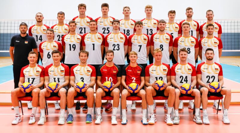 Mediaday vor den Olympischen Sommerspielen, Bundesleistungszenztrum Kienbaum Volleyball Mannschaftsbild und Trainer Michal Winiarski (l).