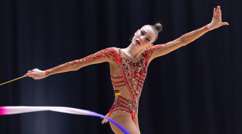 Gymnastik-Star Darja Varfolomeev gewinnt bei den deutschen Turn-Meisterschaften drei von vier Geräte-Titeln.