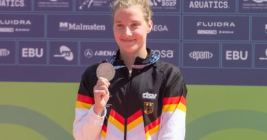 Lea Boy posiert mit ihrer Silbermedaille.