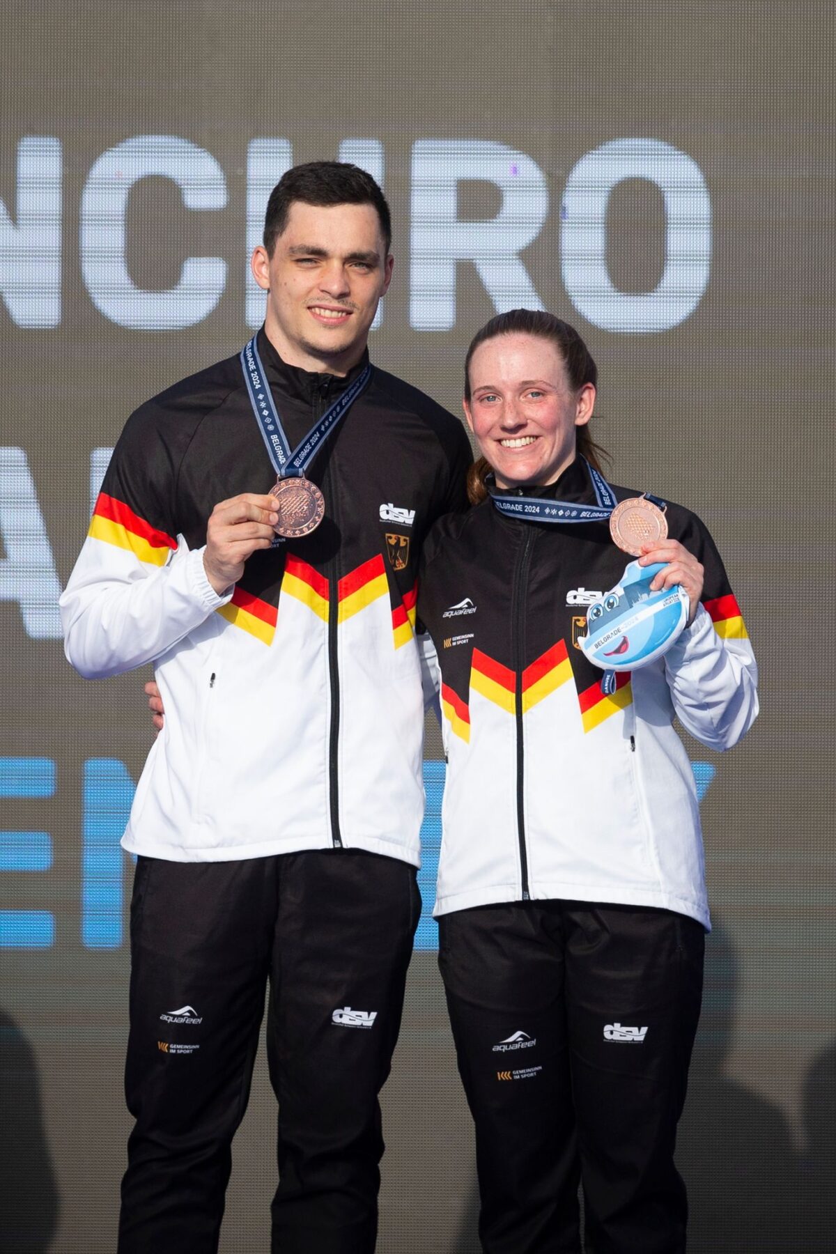 Jana Lisa Rother (r) und Lou Massenberg posieren mit ihren Bronzemedaillen.