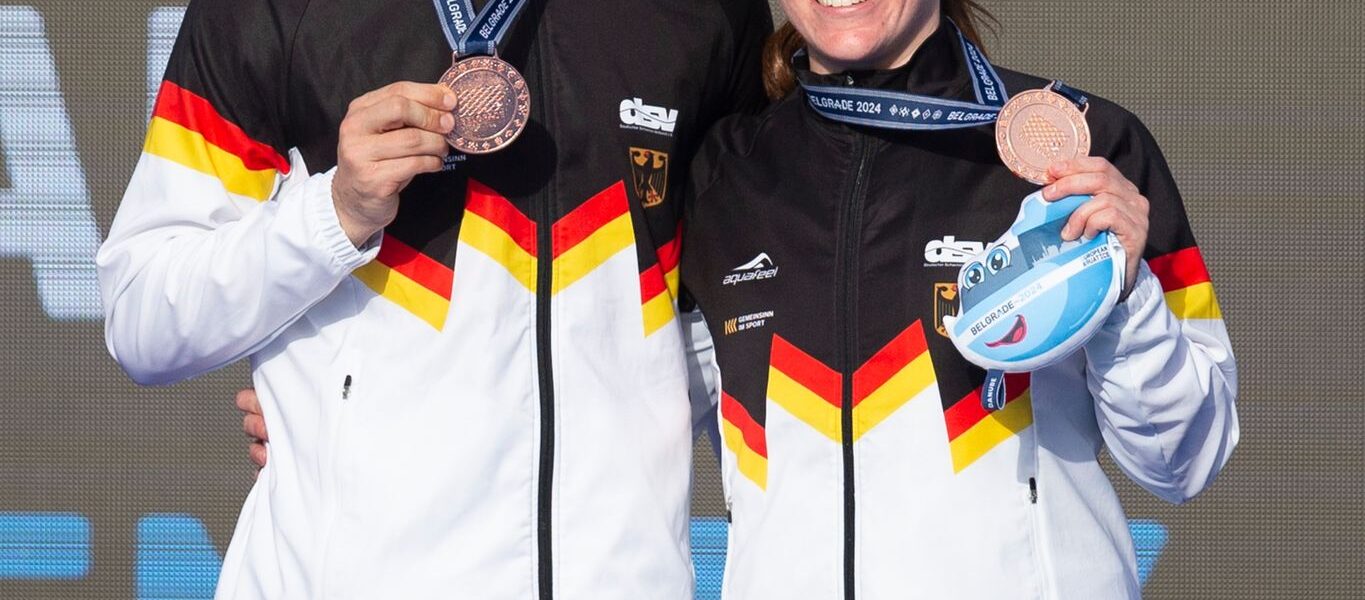 Jana Lisa Rother (r) und Lou Massenberg posieren mit ihren Bronzemedaillen.