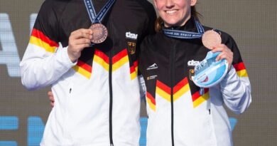 Jana Lisa Rother (r) und Lou Massenberg posieren mit ihren Bronzemedaillen.