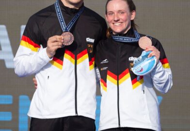 Jana Lisa Rother (r) und Lou Massenberg posieren mit ihren Bronzemedaillen.