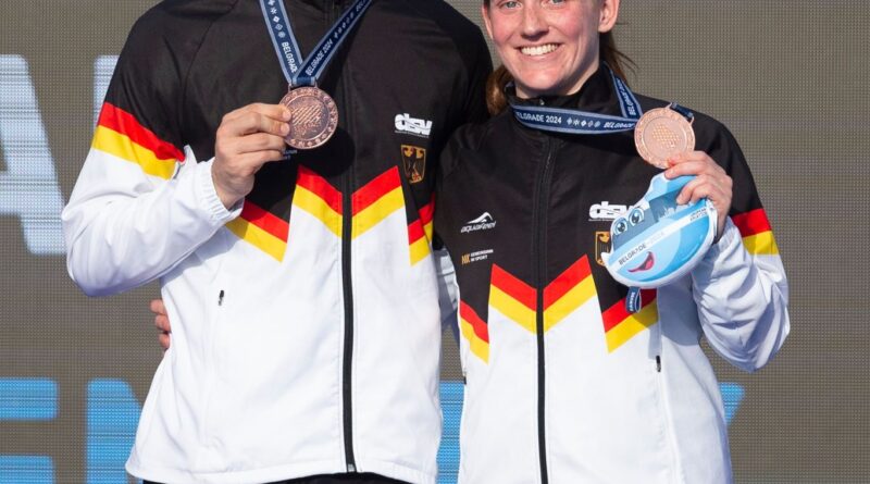 Jana Lisa Rother (r) und Lou Massenberg posieren mit ihren Bronzemedaillen.