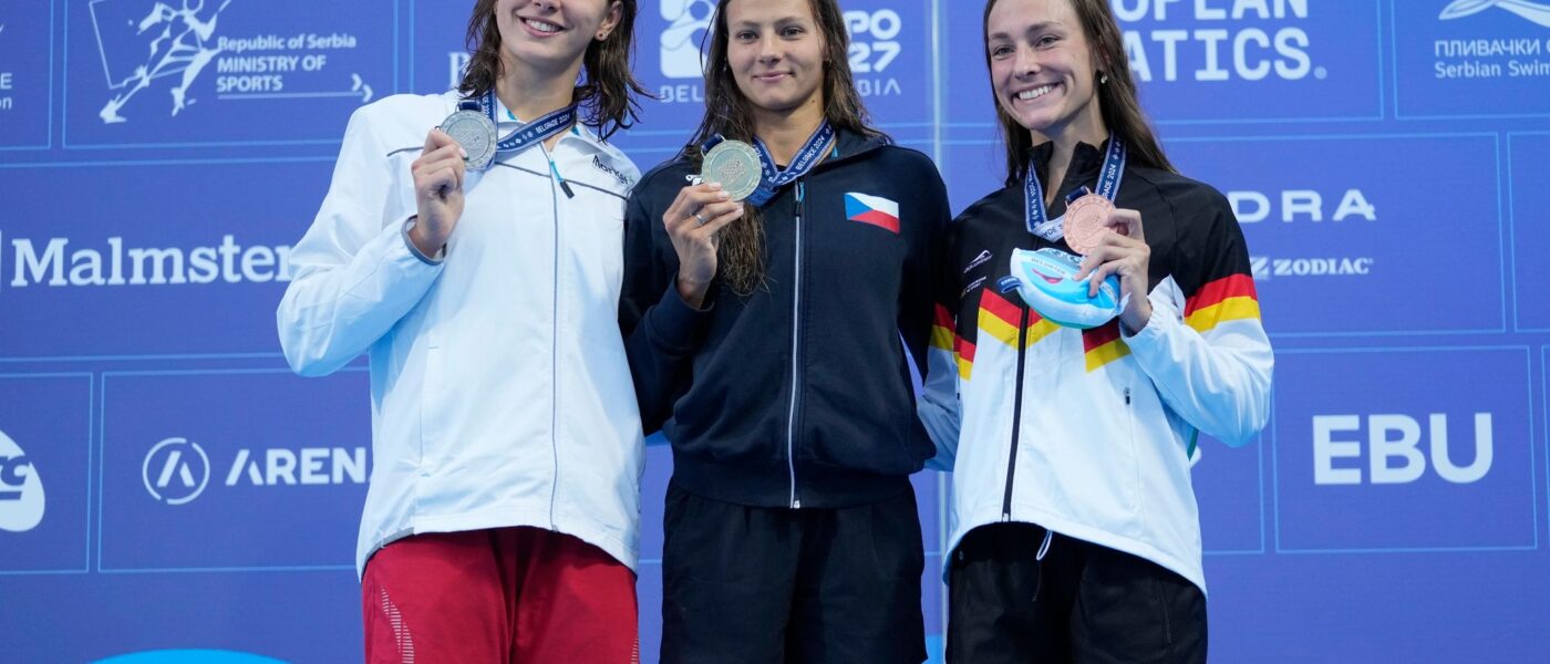 Die zweitplatzierte Minna Abraham (l-r) aus Ungarn, die Siegerin Barbora Seemanova aus der Tschechischen Republik und die drittplatzierte Nicole Maier zeigen ihre Medaillen.