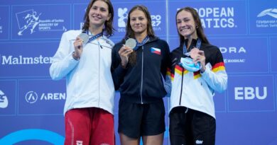 Die zweitplatzierte Minna Abraham (l-r) aus Ungarn, die Siegerin Barbora Seemanova aus der Tschechischen Republik und die drittplatzierte Nicole Maier zeigen ihre Medaillen.