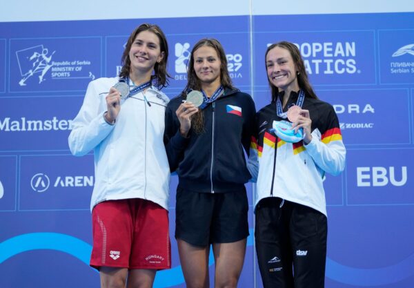 Die zweitplatzierte Minna Abraham (l-r) aus Ungarn, die Siegerin Barbora Seemanova aus der Tschechischen Republik und die drittplatzierte Nicole Maier zeigen ihre Medaillen.