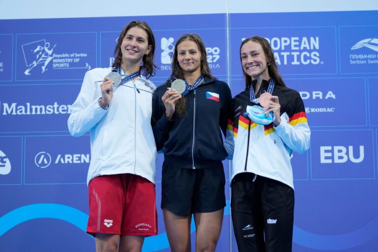 Die zweitplatzierte Minna Abraham (l-r) aus Ungarn, die Siegerin Barbora Seemanova aus der Tschechischen Republik und die drittplatzierte Nicole Maier zeigen ihre Medaillen.