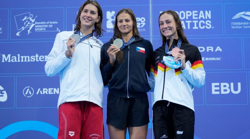 Die zweitplatzierte Minna Abraham (l-r) aus Ungarn, die Siegerin Barbora Seemanova aus der Tschechischen Republik und die drittplatzierte Nicole Maier zeigen ihre Medaillen.