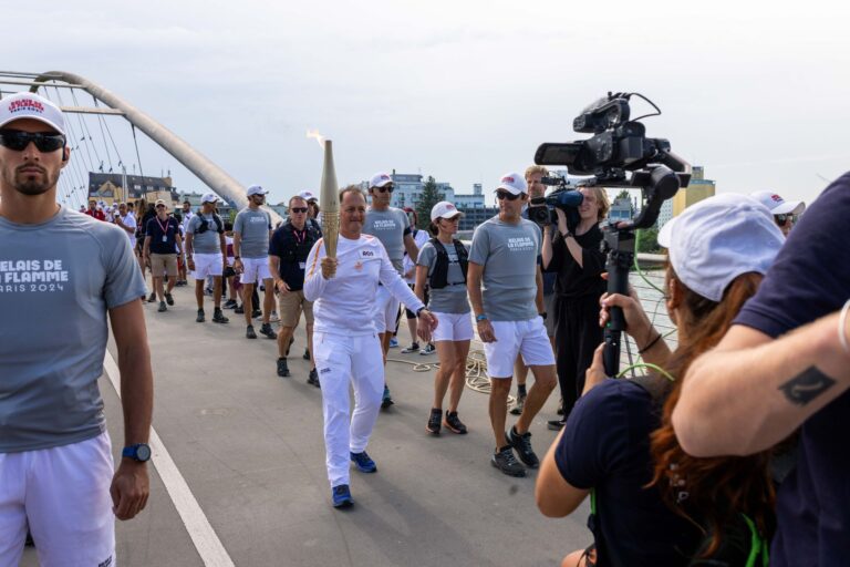 Die olympische Flamme hat die Dreiländerbrücke vom baden-württembergischen Weil am Rhein ins elsässische Huningue überquert.