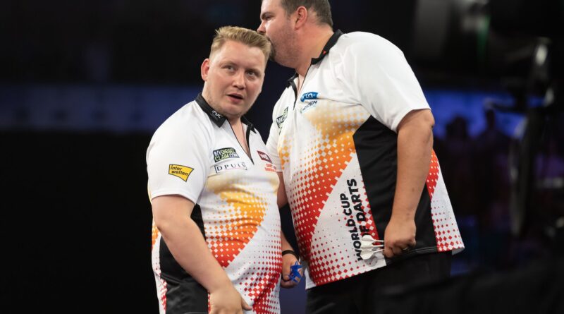 Martin Schindler (l) und Gabriel Clemens stehen bei der Team-WM im Achtelfinale.