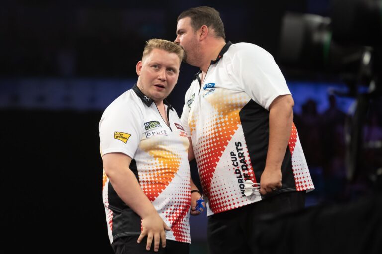 Martin Schindler (l) und Gabriel Clemens schieden bei der Team-WM im Achtelfinale aus.