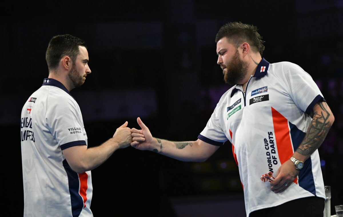 Michael Smith (r) und Luke Humphries gewannen die Darts-Team-WM.