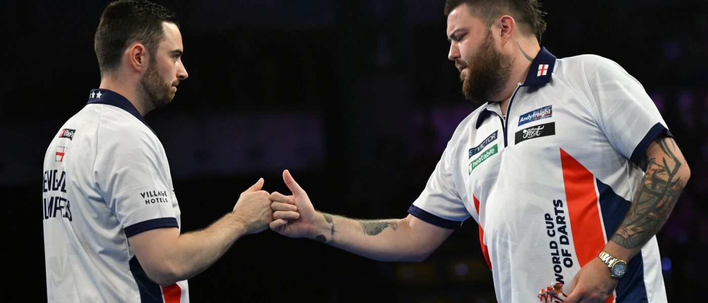 Michael Smith (r) und Luke Humphries gewannen die Darts-Team-WM.