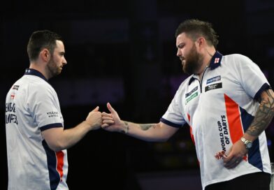 Michael Smith (r) und Luke Humphries gewannen die Darts-Team-WM.