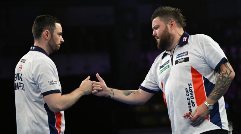 Michael Smith (r) und Luke Humphries gewannen die Darts-Team-WM.