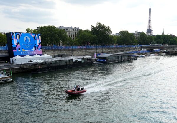 Auf sechs Kilometern sollen Tausende Sportlerinnen und Sportler die Seine entlang fahren. (Archivbild)