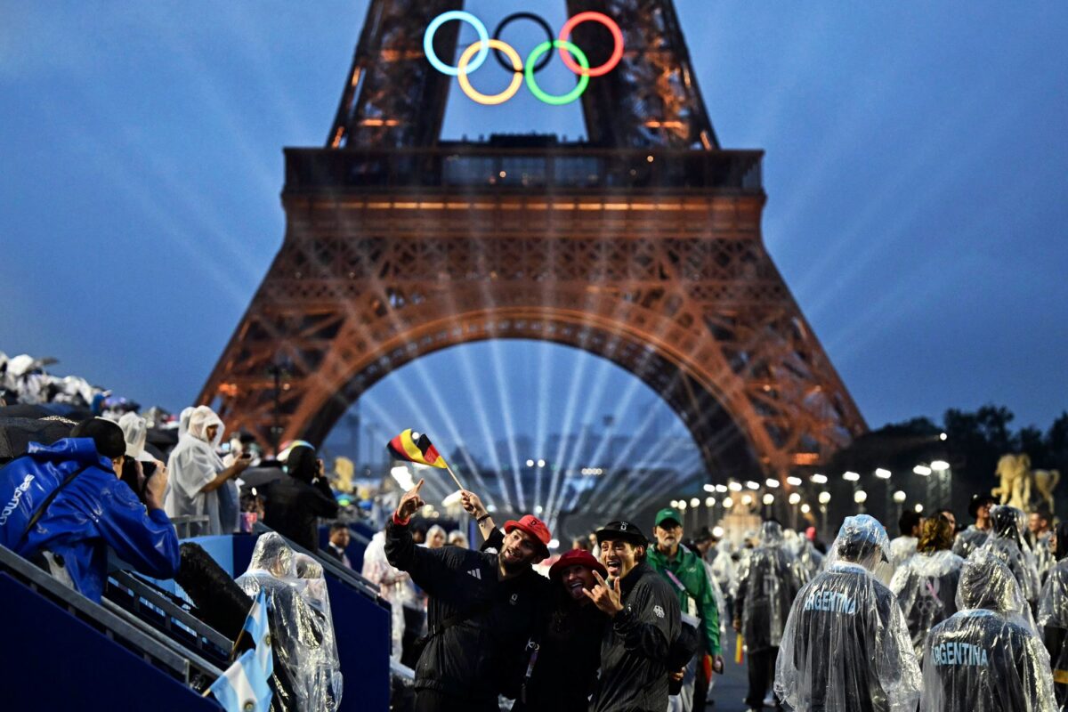 Die Olympischen Ringe am Eiffelturm