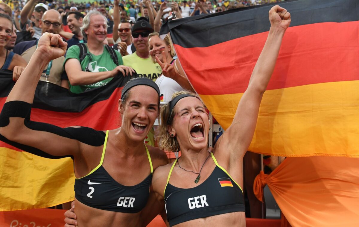 2016 feiern Kiran Walkenhorst (l) und Laura Ludwig den Olympiasieg in Rio de Janeiro.