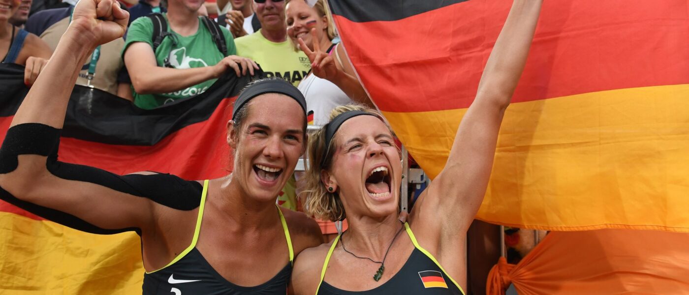 2016 feiern Kiran Walkenhorst (l) und Laura Ludwig den Olympiasieg in Rio de Janeiro.