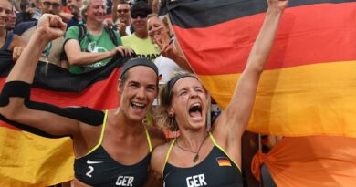 2016 feiern Kiran Walkenhorst (l) und Laura Ludwig den Olympiasieg in Rio de Janeiro.