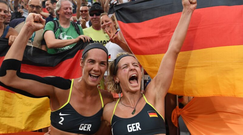 2016 feiern Kiran Walkenhorst (l) und Laura Ludwig den Olympiasieg in Rio de Janeiro.