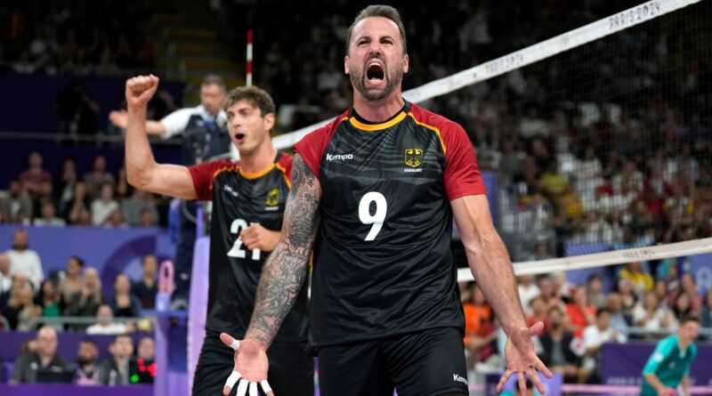 Deutschlands Volleyballer feiern einen wichtigen Sieg zum Olympia-Auftakt.