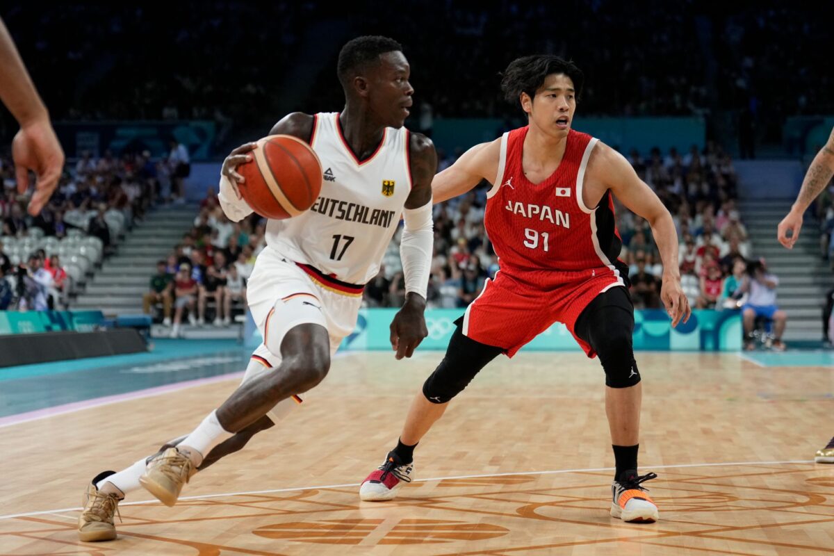 Die deutschen Basketballer müssen am Dienstag gegen Brasilien ran.