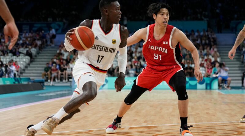 Die deutschen Basketballer müssen am Dienstag gegen Brasilien ran.