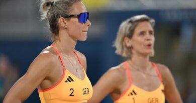 Der Olympia-Auftakt misslang dem deutschen Beach-Volleyball-Duo Louisa Lippmann (l) und Laura Ludwig.