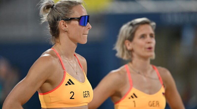 Der Olympia-Auftakt misslang dem deutschen Beach-Volleyball-Duo Louisa Lippmann (l) und Laura Ludwig.