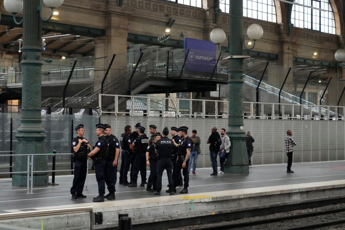 Nach den Brandanschlägen auf die französische Bahn patroullieren Polizisten auf einem Bahnhof in Paris.