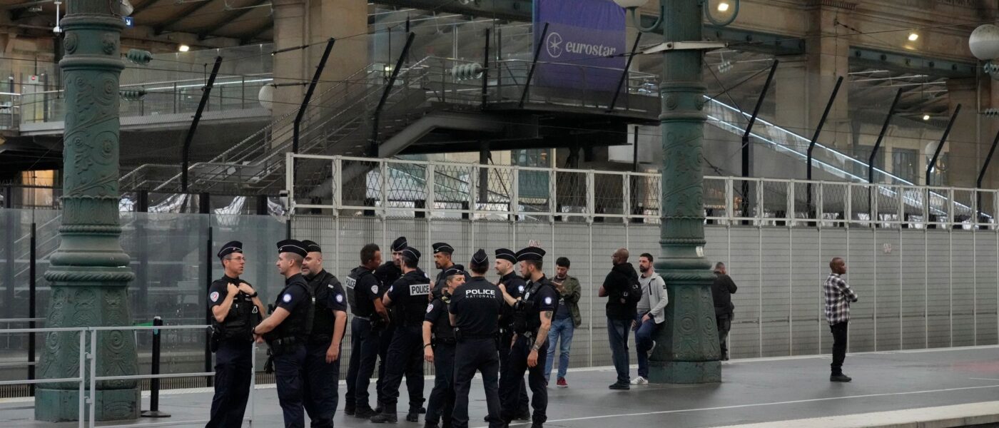 Nach den Brandanschlägen auf die französische Bahn patroullieren Polizisten auf einem Bahnhof in Paris.