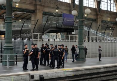 Nach den Brandanschlägen auf die französische Bahn patroullieren Polizisten auf einem Bahnhof in Paris.