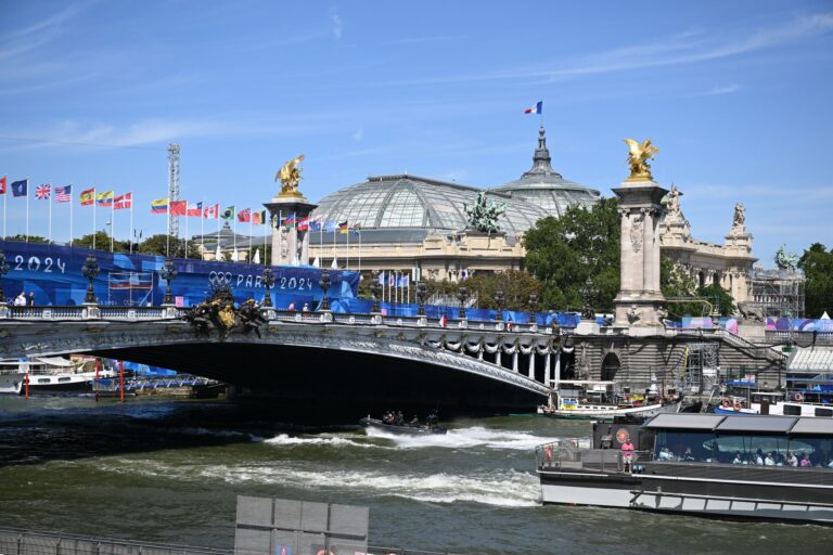 Schwimm-Bundestrainer Berkhahn sorgt sich um die Bedingungen in der Seine.