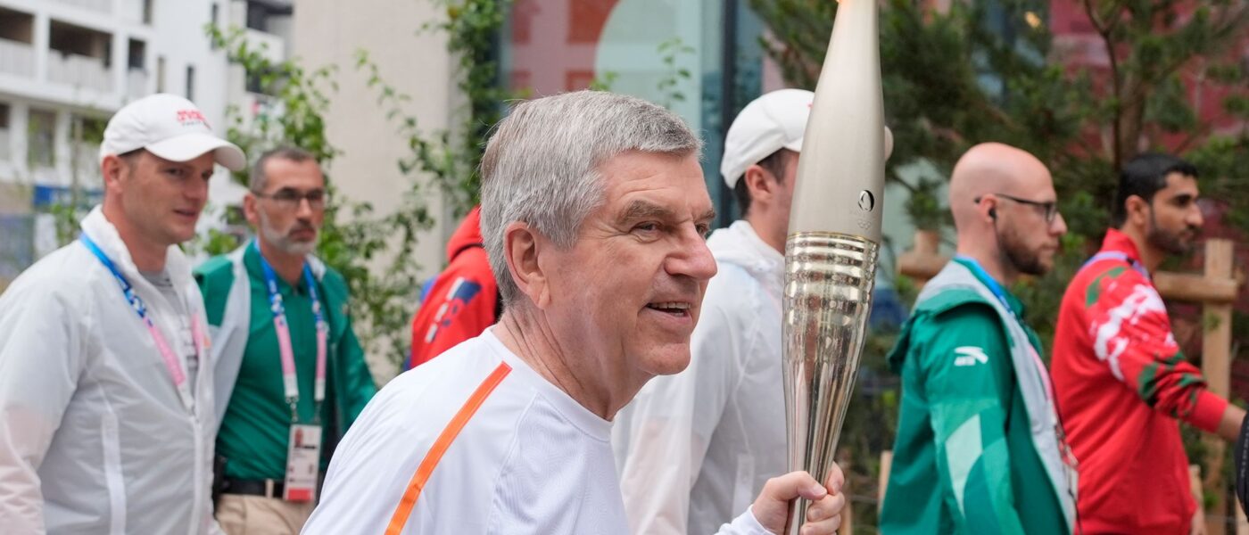 IOC-Chef Thomas Bach trug die Fackel am Freitagvormittag ein Stück weit durch das olympische Dorf.