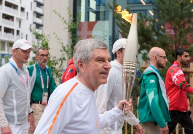 IOC-Chef Thomas Bach trug die Fackel am Freitagvormittag ein Stück weit durch das olympische Dorf.
