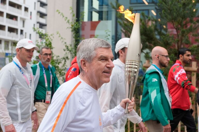 IOC-Chef Thomas Bach trug die Fackel am Freitagvormittag ein Stück weit durch das olympische Dorf.