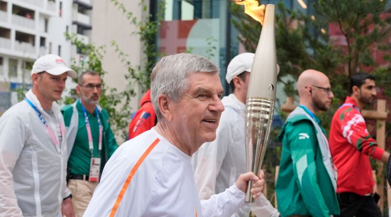 IOC-Chef Thomas Bach trug die Fackel am Freitagvormittag ein Stück weit durch das olympische Dorf.