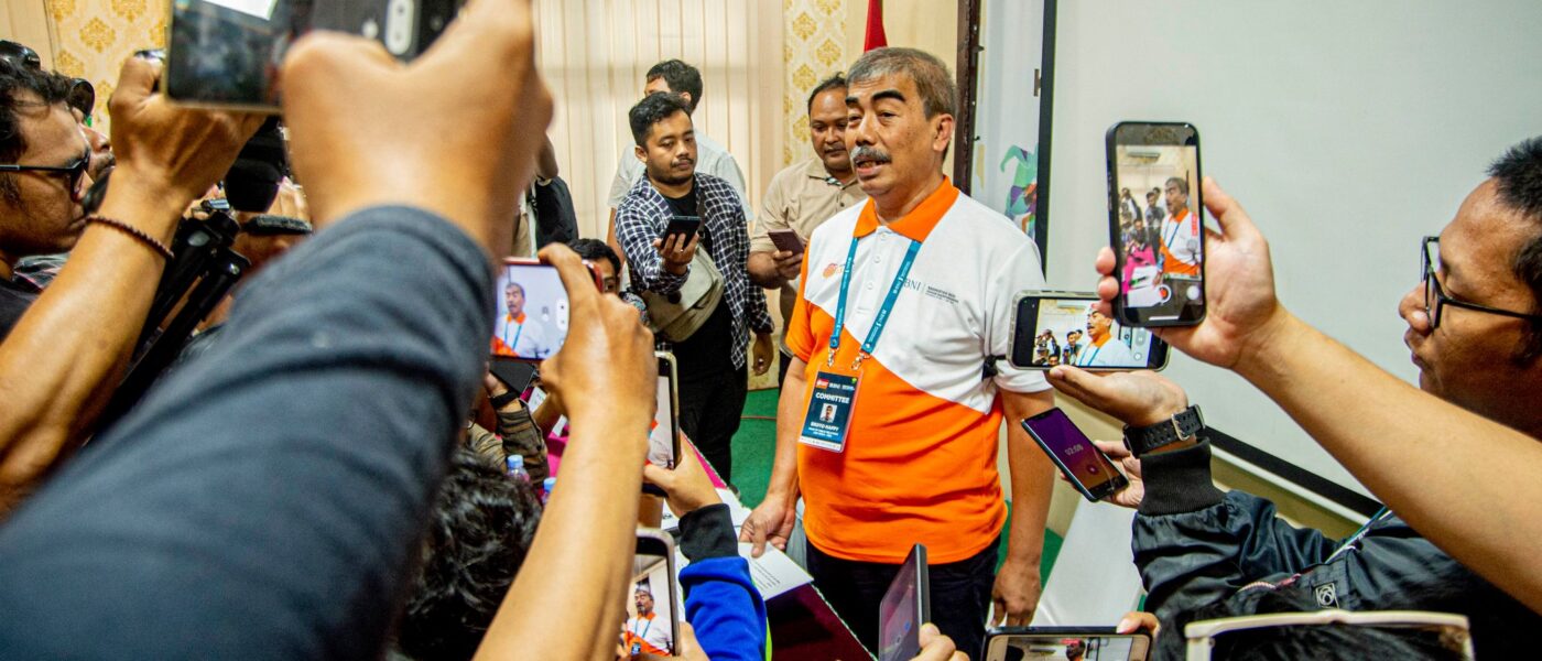 Broto Happy Wondomisnowo (M), Sprecher des indonesischen Badmintonverbandes, beantwortet Fragen nach einer Pressekonferenz.