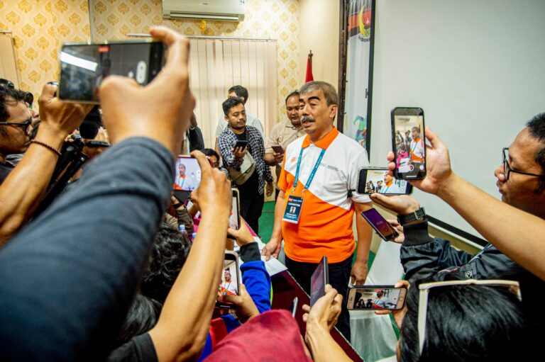 Broto Happy Wondomisnowo (M), Sprecher des indonesischen Badmintonverbandes, beantwortet Fragen nach einer Pressekonferenz.