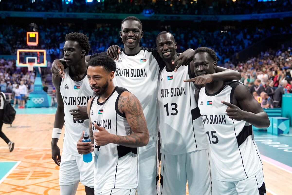 Die Basketballer aus dem Südsudan freuen sich über ihren Premierensieg.