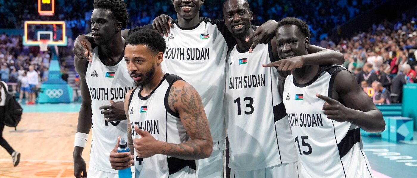 Die Basketballer aus dem Südsudan freuen sich über ihren Premierensieg.