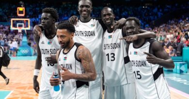 Die Basketballer aus dem Südsudan freuen sich über ihren Premierensieg.