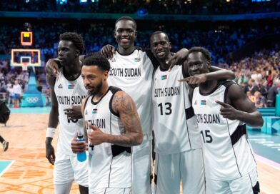 Die Basketballer aus dem Südsudan freuen sich über ihren Premierensieg.