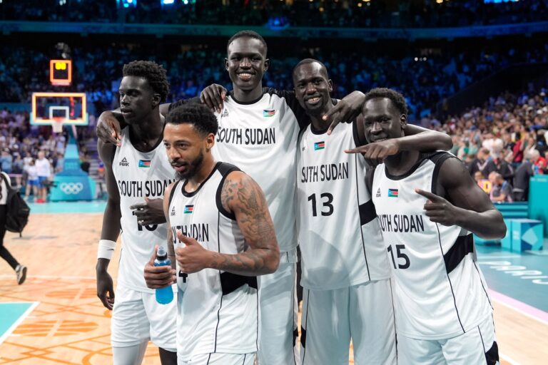 Die Basketballer aus dem Südsudan freuen sich über ihren Premierensieg.