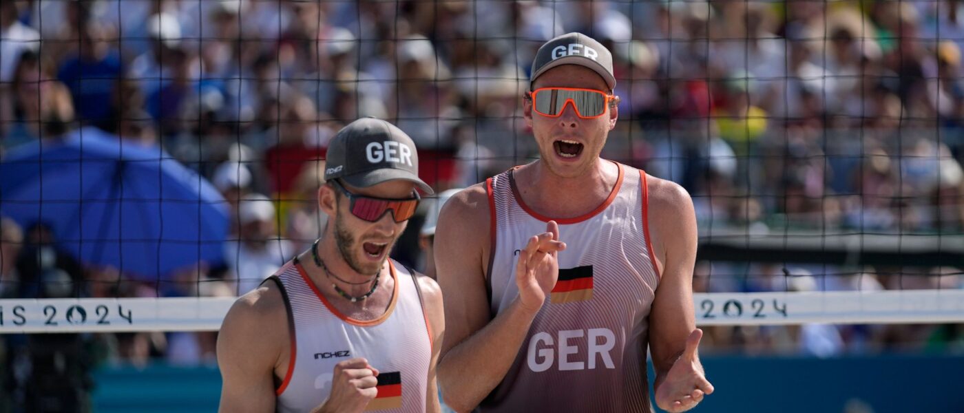 Das Duo Clemens Wickler (l) und Nils Ehlers will eine Medaille holen.